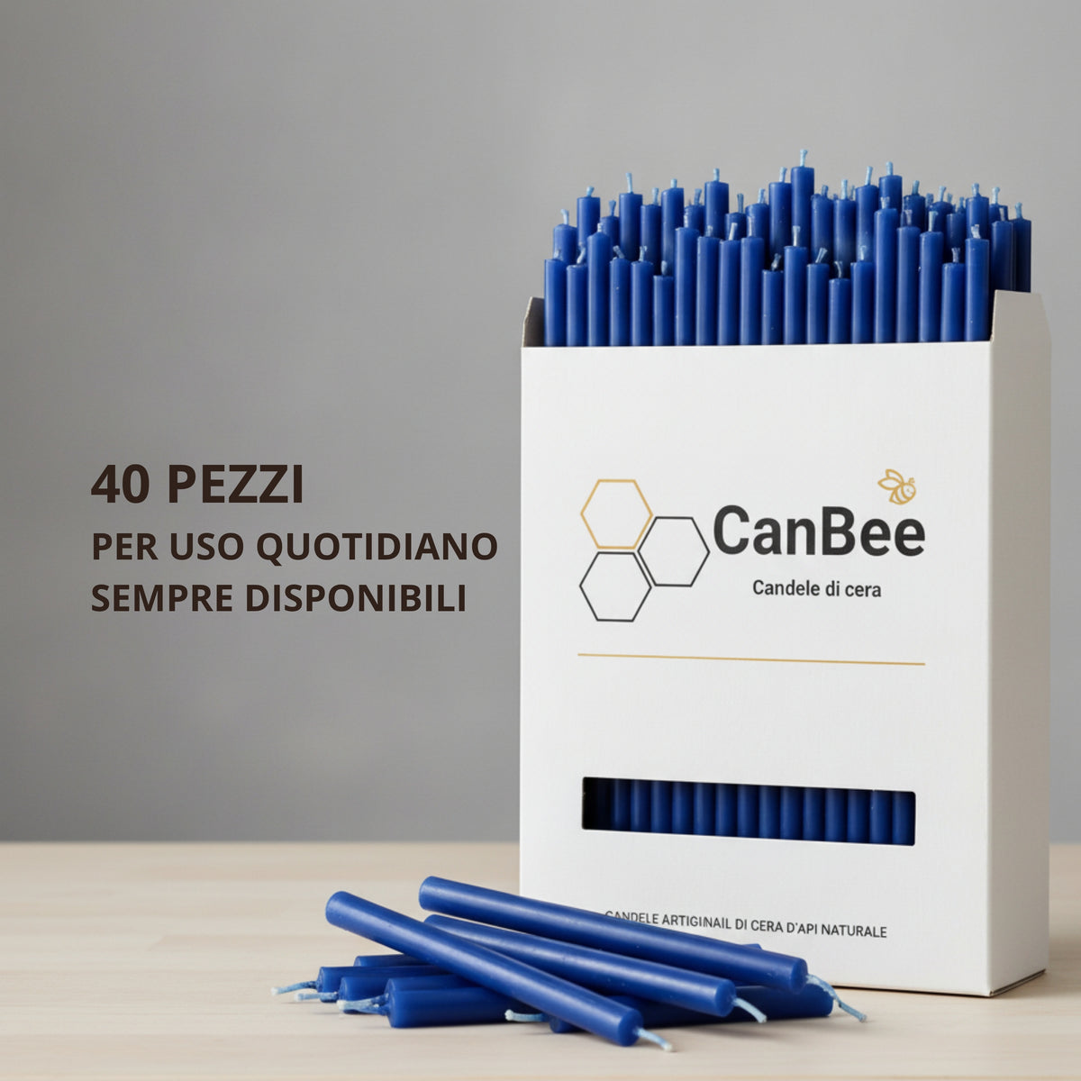 Confezione CanBee con candele sottili blu su un tavolo chiaro, con testo «40 pezzi per uso quotidiano, sempre disponibili»