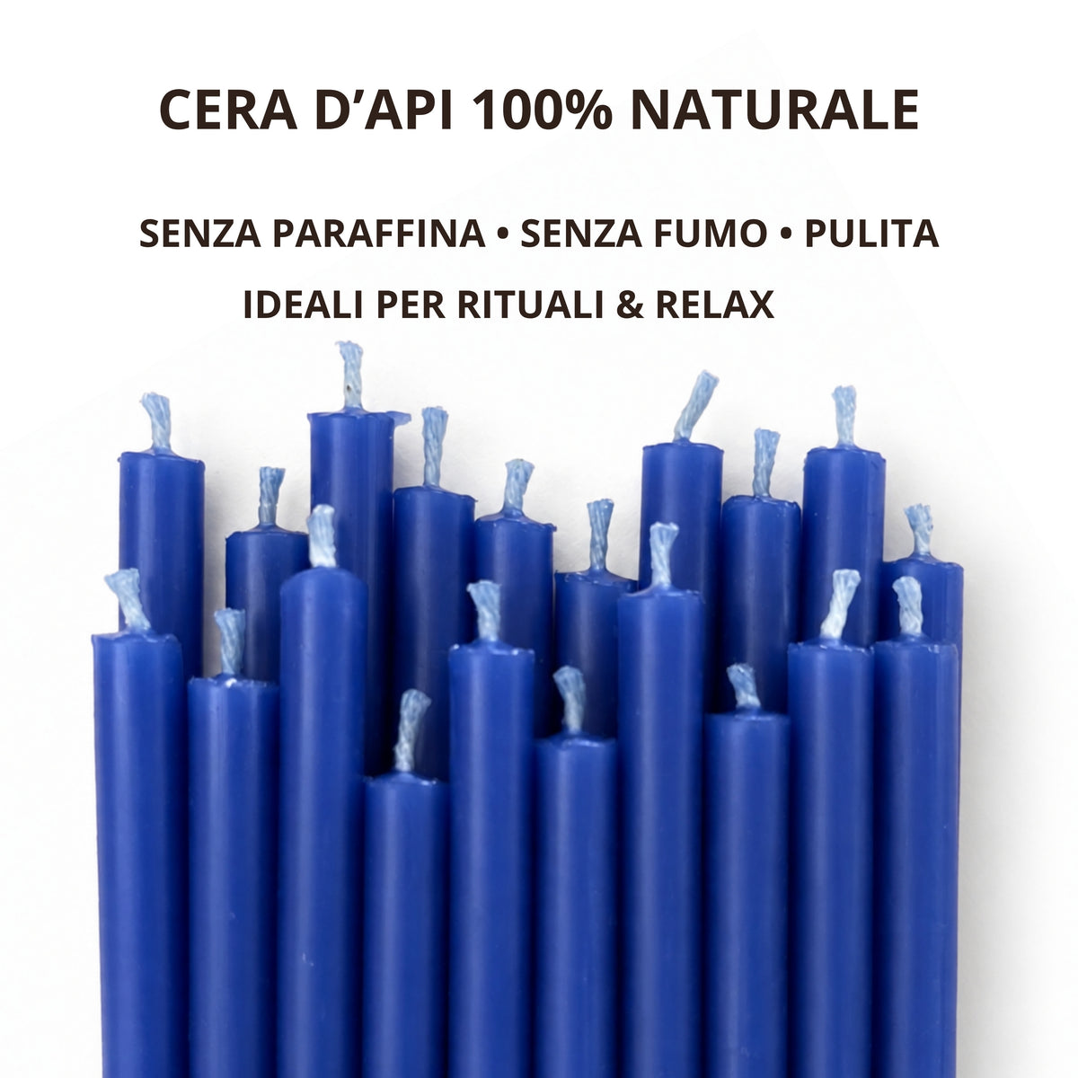Punte di candele sottili blu in primo piano, con testo sulla cera d’api naturale