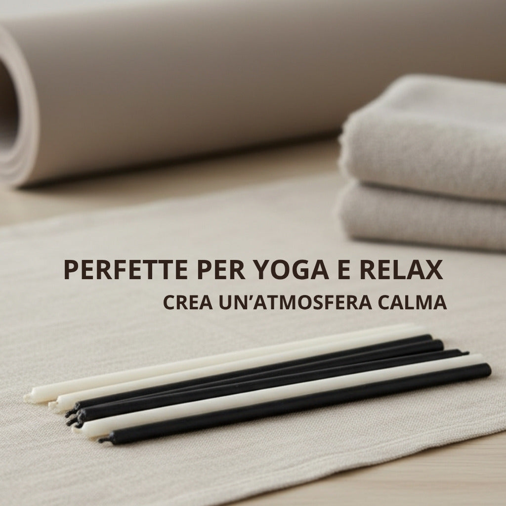 Candele sottili nere e bianche su un panno chiaro, con asciugamani sullo sfondo e testo «Perfette per yoga e relax»