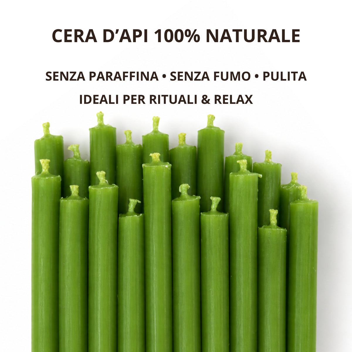 Punte di candele sottili verdi in primo piano, con testo sulla cera d’api naturale
