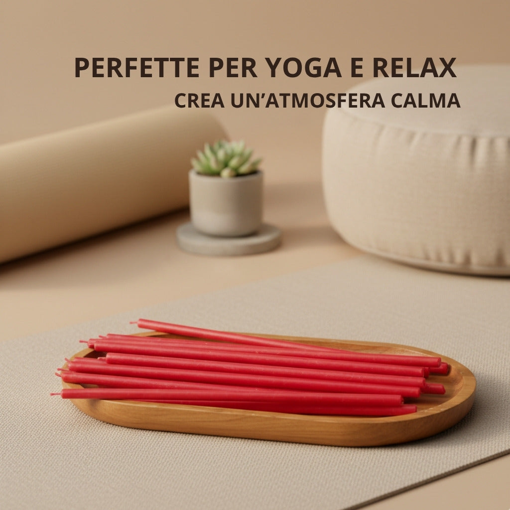 Candele sottili rosse su un vassoio di legno, con pianta sullo sfondo e testo «Perfette per yoga e relax»