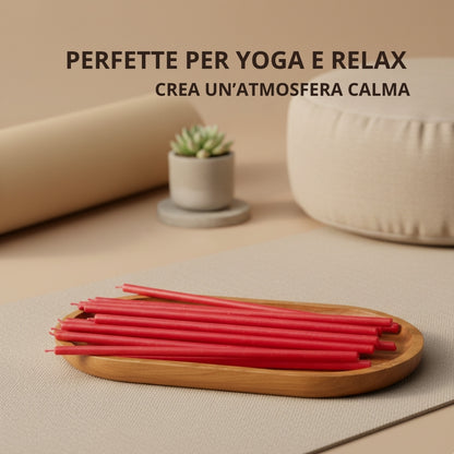 Candele sottili rosse su un vassoio di legno, con pianta sullo sfondo e testo «Perfette per yoga e relax»