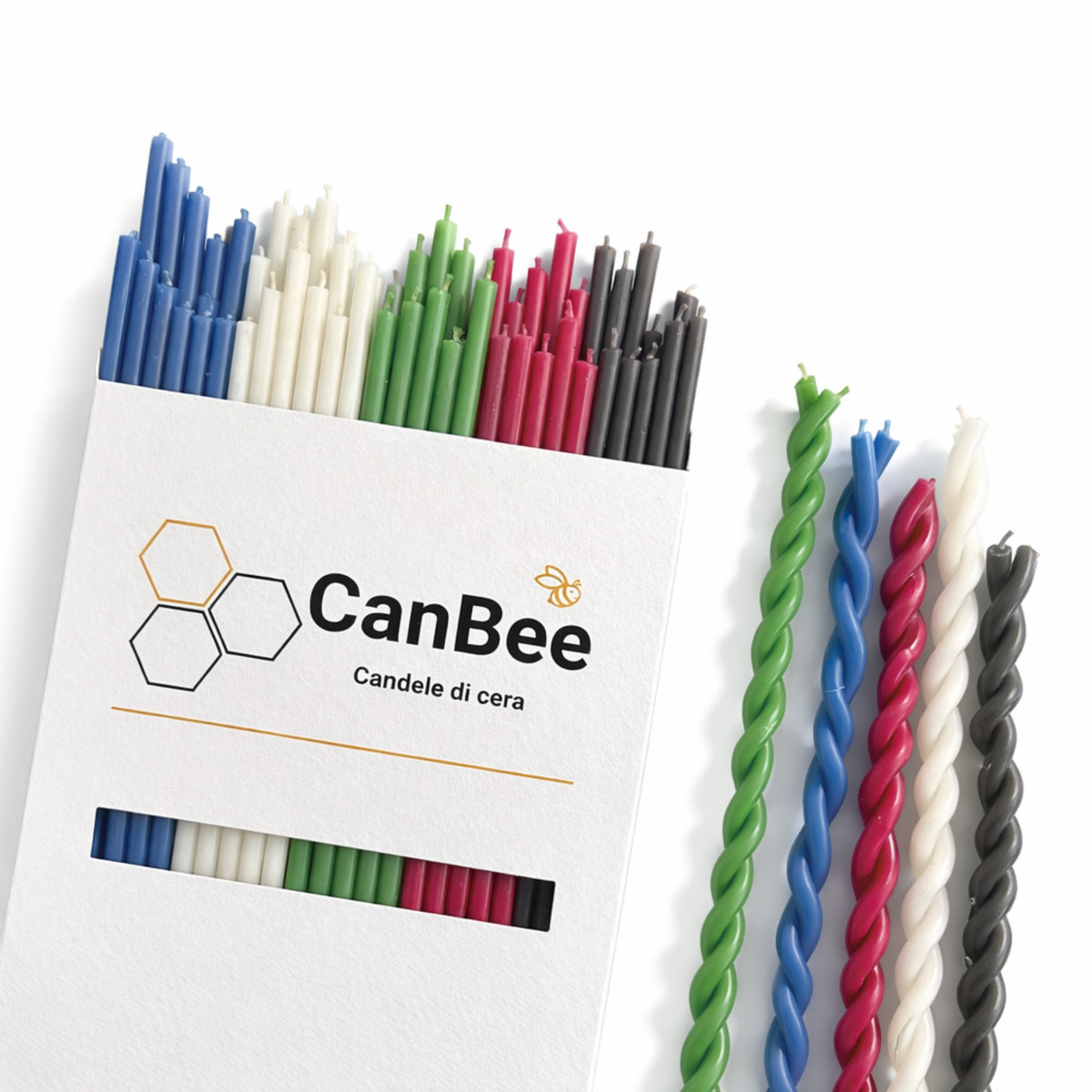 CanBee-Packung mit mehrfarbigen dünnen Kerzen und gedrehten Kerzen daneben