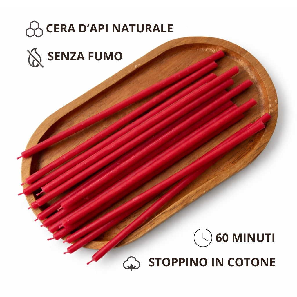 Candele sottili rosse su un vassoio di legno, con icone su cera d’api naturale, durata di 60 minuti e stoppino in cotone