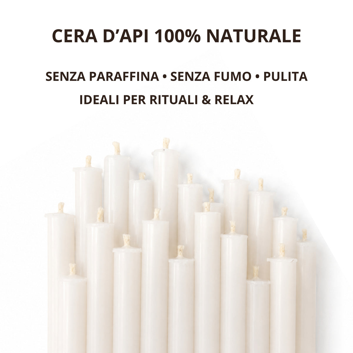 Punte di candele sottili bianche in primo piano, con testo sulla cera d’api naturale