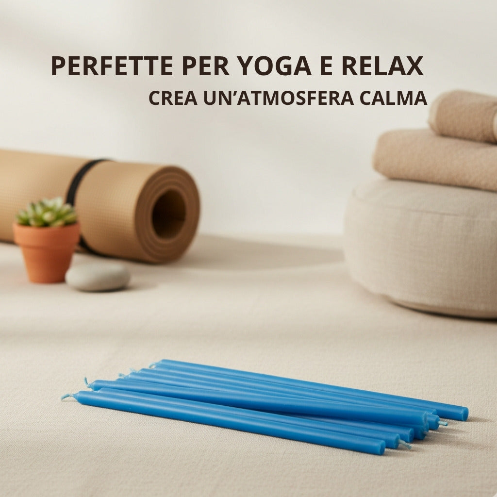 Blaue dünne Kerzen auf einem hellen Tuch, mit einer Papierrolle und einer Pflanze im Hintergrund und dem Text „Perfekt für Yoga und Entspannung“