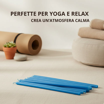 Blaue dünne Kerzen auf einem hellen Tuch, mit einer Papierrolle und einer Pflanze im Hintergrund und dem Text „Perfekt für Yoga und Entspannung“