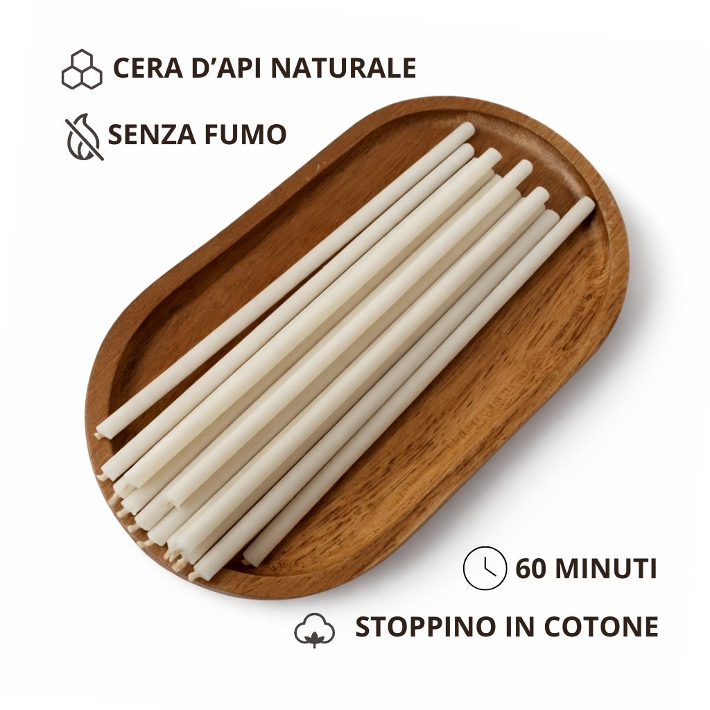 Candele sottili bianche su un vassoio di legno, con icone su cera d’api naturale, durata di 60 minuti e stoppino in cotone