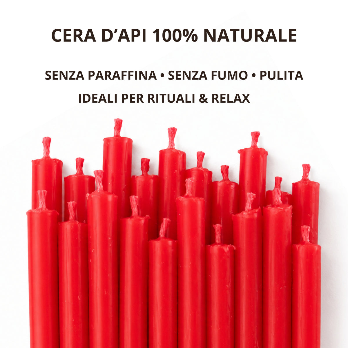 Punte di candele sottili rosse in primo piano, con testo sulla cera d’api naturale