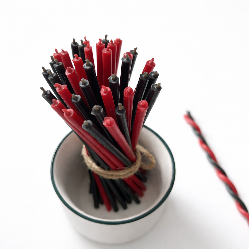 Candele Sottili Rosso & Nero in Cera d’Api Naturale | Energia, Protezione e Forza | 16 cm | Ø 5 mm | Durata 40 min | 50 Pezzi | CanBee