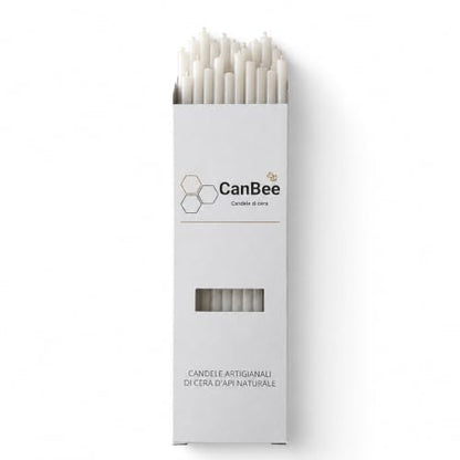 Confezione CanBee su sfondo bianco con candele sottili bianche