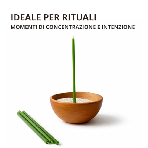 Una candela sottile verde in una ciotola di terracotta, con due candele verdi accanto e testo «Ideale per rituali»