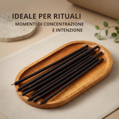 Schwarze dünne Kerzen auf einem Holztablett auf einem hellen Tisch, mit dem Text „Ideal für Rituale“