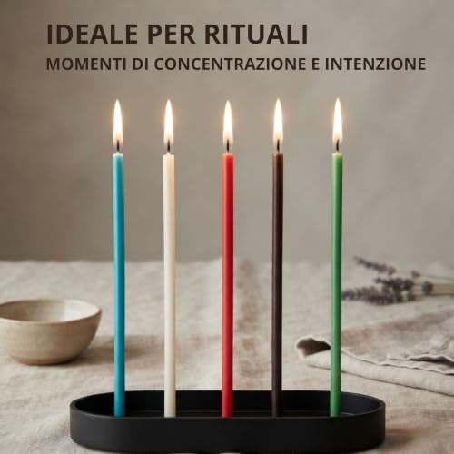 Fünf brennende dünne Kerzen in verschiedenen Farben auf einem schwarzen Ständer, mit dem Text „Ideal für Rituale“