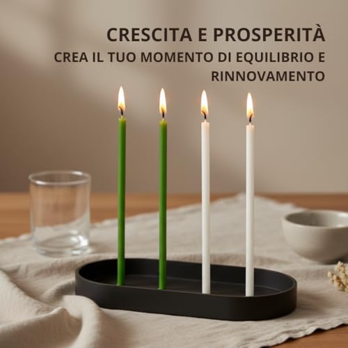 Quattro candele sottili accese, verdi e bianche, su un supporto nero, con un bicchiere sullo sfondo e testo in sovrimpressione