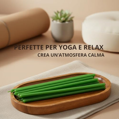 Candele sottili verdi su un vassoio di legno, con rotolo di carta e pianta sullo sfondo e testo «Perfette per yoga e relax»