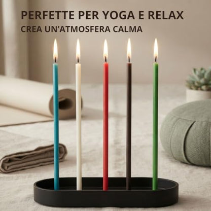 Cinque candele sottili accese di colori diversi su un supporto nero ovale, con testo «Perfette per yoga e relax»