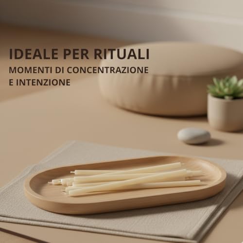 Candele sottili bianche su un vassoio di legno chiaro, con pianta sullo sfondo e testo «Ideale per rituali»