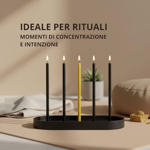 Vier brennende dünne Kerzen in Schwarz und Gelb auf einem schwarzen Ständer, mit dem Text „Ideal für Rituale“