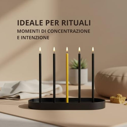 Vier brennende dünne Kerzen in Schwarz und Gelb auf einem schwarzen Ständer, mit dem Text „Ideal für Rituale“