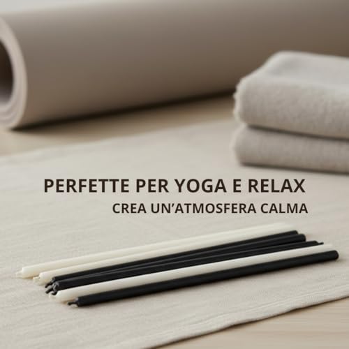 Candele sottili nere e bianche su un panno chiaro, con testo «Perfette per yoga e relax»