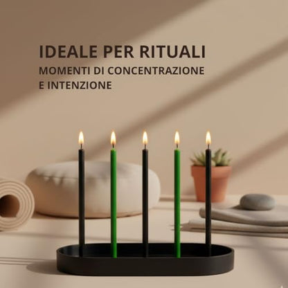 Brennende schwarze und grüne dünne Kerzen auf einem schwarzen Ständer, mit einer Pflanze im Hintergrund und dem Text „Ideal für Rituale“