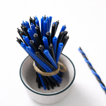 Candele Sottili Nero & Blu in Cera d’Api Naturale | Calma, Protezione e Concentrazione | 16 cm | Ø 5 mm | Durata 40 min | 50 Pezzi | CanBee