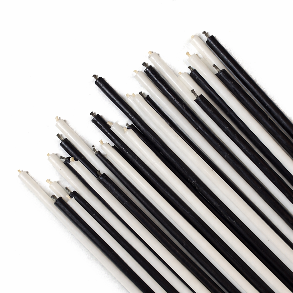Candele Sottili Nero & Bianco in Cera d’Api Naturale | Rituali, Meditazione e Altare | 16 cm | Ø 5 mm | Durata 40 min | 50 Pezzi | CanBee